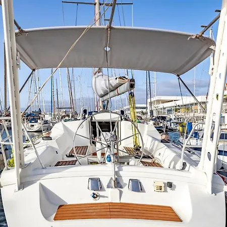 Relaxing On A 38ft Sail Yacht 船屋