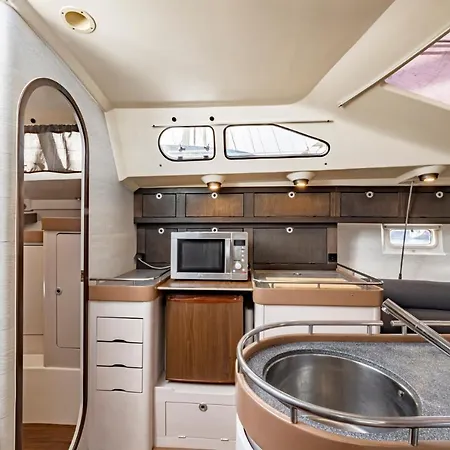 Relaxing On A 38ft Sail Yacht 船屋 *