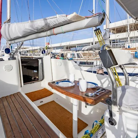 船屋 Relaxing On A 38ft Sail Yacht