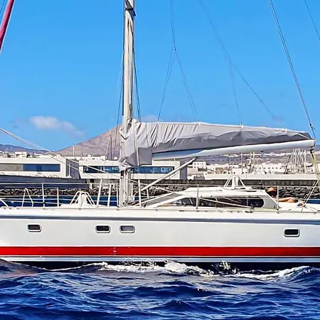 船屋 Relaxing On A 38ft Sail Yacht