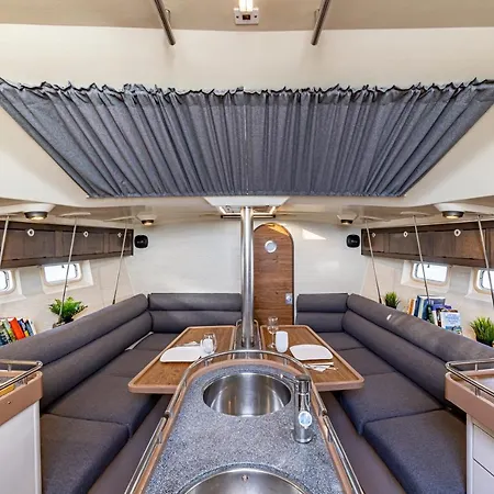 Relaxing On A 38ft Sail Yacht 船屋 *