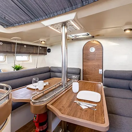 船屋 Relaxing On A 38ft Sail Yacht 阿雷西费