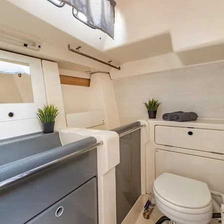 Relaxing On A 38ft Sail Yacht 船屋 *