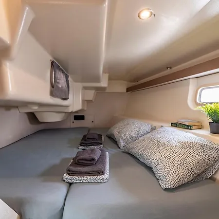 Relaxing On A 38ft Sail Yacht 船屋