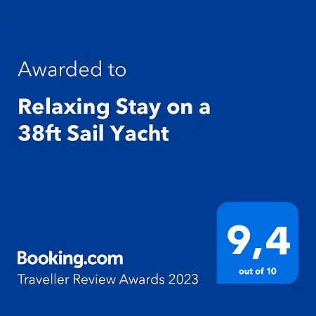 Relaxing On A 38ft Sail Yacht 船屋
